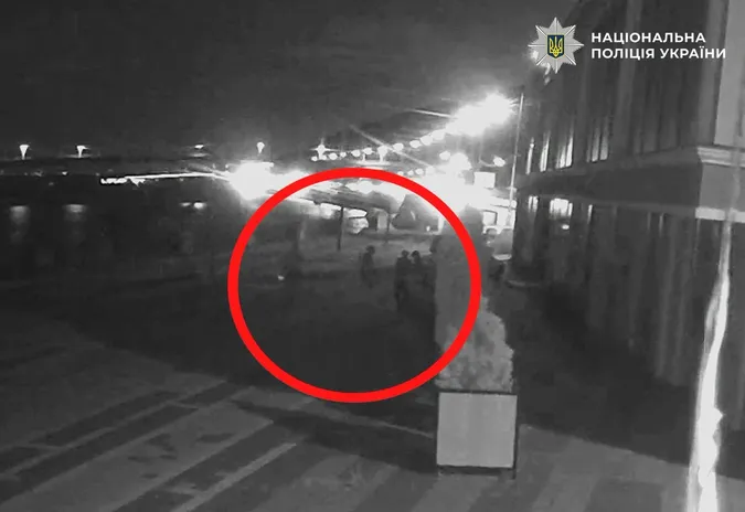 Кастетом і ножем: у Києві двоє підлітків жорстоко побили безпритульних жінок (фото, відео)