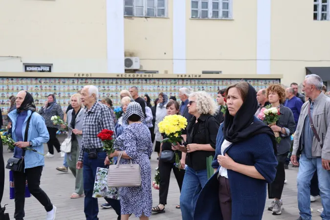 Луцьк навколішки прощався з трьома загиблими захисниками Русланом Новосадом, Владиславом Павлюком та Анатолієм Дячуком