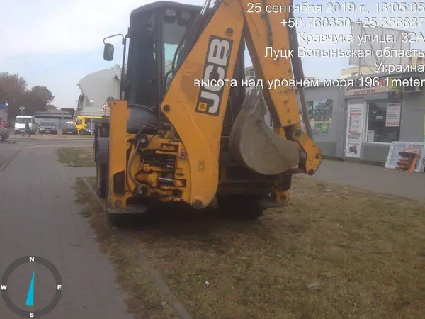 У Луцьку оштрафували водія трактора, припаркованого на траві (фото)