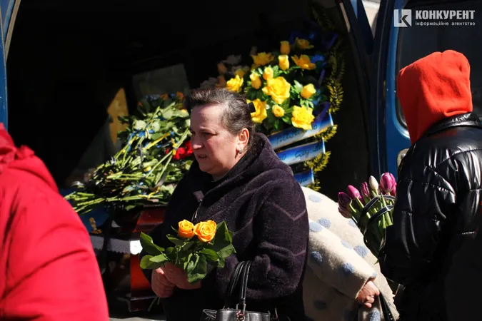 Зі сльозами та на колінах: Луцьк попрощався з трьома своїми Героями (фото, відео)