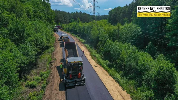 Понад Люцимером і до Світязя: на Волині асфальтують дорогу (фото)