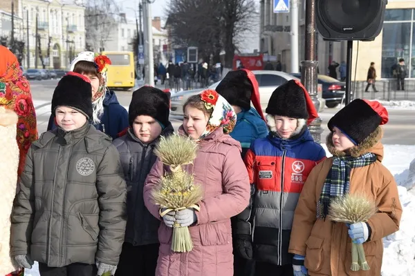 На Театральному майдані в Луцьку вперше встановили Різдвяного Дідуха (фото)