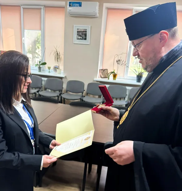 Настоятель ПЦУ Епіфаній нагородив очільницю волинської лікарні відзнакою святого Пантелеймона (фото)