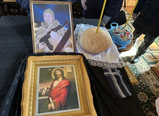 На колінах і зі сльозами: на Волині попрощались з Героєм Василем Філончуком (фото)