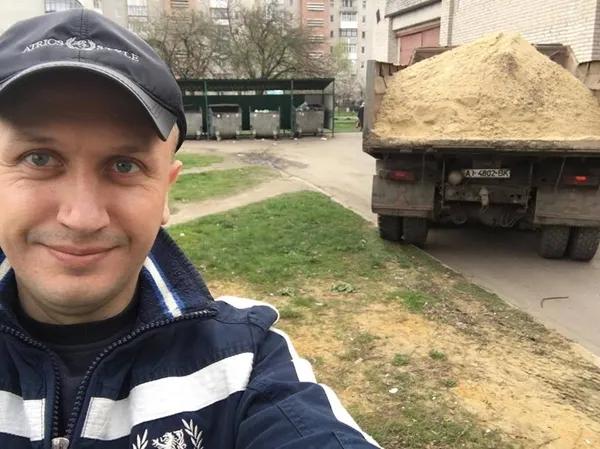 Депутат Луцькради подарував мешканцям району ЛПЗ саджанці, фарбу і пісок