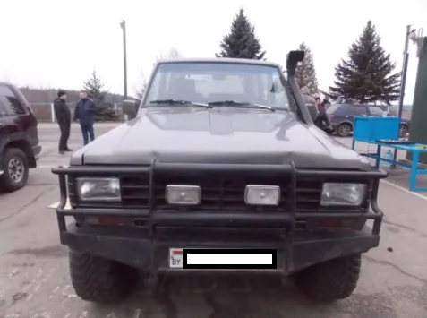 Під обшивкою, в колесі і паливному баку: на Волині затримали два авто із сигаретами (фото)