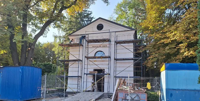 У Луцьку за 1,4 мільйона ремонтують Дім панахиди: коли завершать роботи (фото)