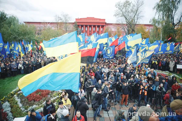 «Бандера – наш герой. Покрова – наше свято»:  у Києві пройшов марш націоналістів (фото, відео)