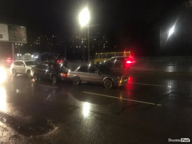 Зіткнулися 3 легковики: у Луцьку на Соборності сталася ДТП (фото)