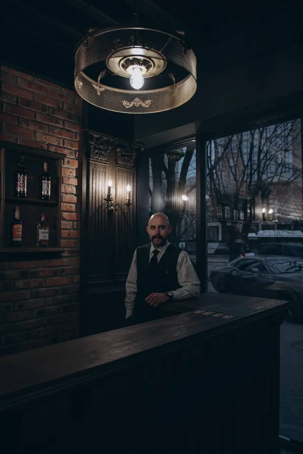 Ретро-вайб та віскі для настрою: у Луцьку відкрили елеґанський заклад для чоловіків (фото)