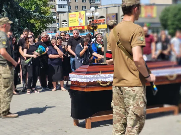 Сотні ковельчан стали на коліна перед загиблим Героєм (фото)