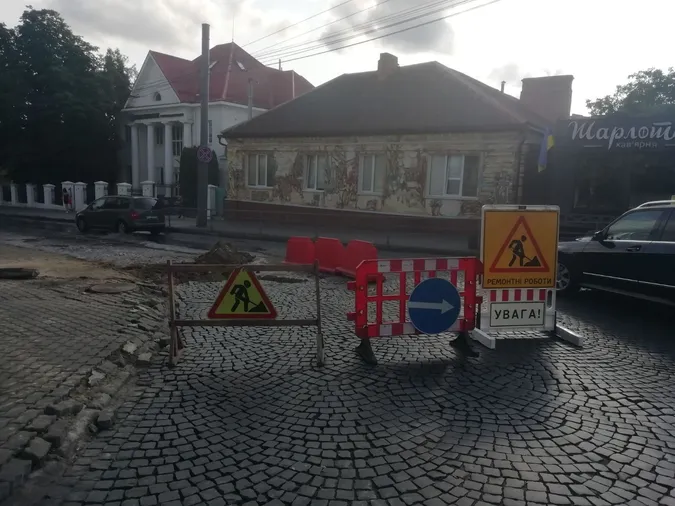 У центрі Луцька – перебої з водопостачанням: шукають місце пориву