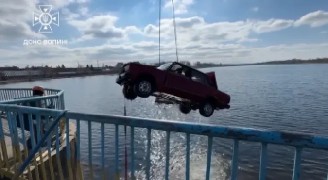 Автомобіль, піднятий з річки в Ковелі, – крадений: водолази обстежують дно (фото)