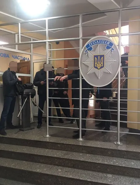 У Луцьку слідчого-хабарника посадили під домашній арешт (фото, відео)