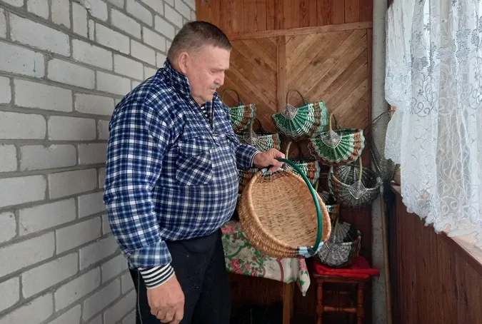 Національне надбання: волинянин плете кошики з коріння сосни (фото)