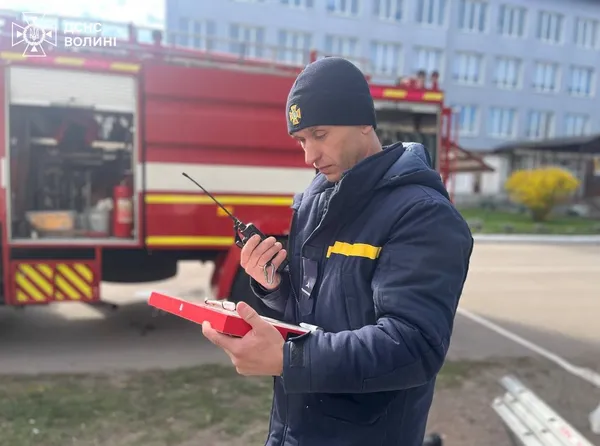 Пожежа за сценарієм: на Волині рятувальники шукали «потерпілу» в задимленій будівлі (фото, відео)