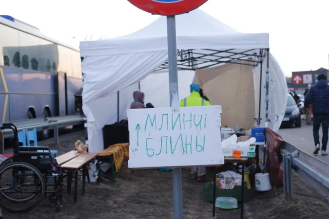 Теплий одяг, млинці і обійми: як поляки зустрічають біженців на волинському кордоні (фото)