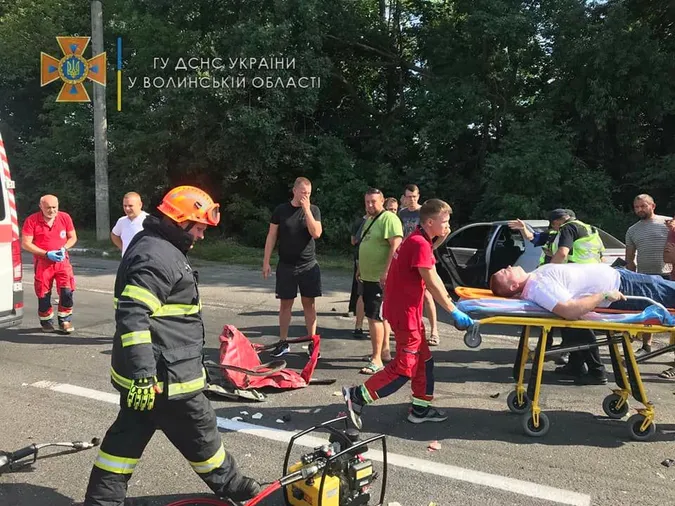 Людей вирізали з авто: біля Луцька сталась ДТП, постраждало 6 дорослих та дитина (фото)