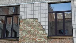 У луцькій школі сиплеться фасад: закликають відремонтувати (фото)