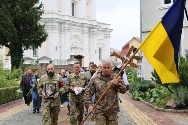 Луцьк у скорботі: відбулось прощання із військовим Володимиром Чижуком (фото)