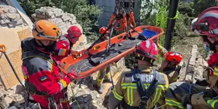 Під завалами будинку у Львові знайшли тіло загиблого чоловіка (фото)