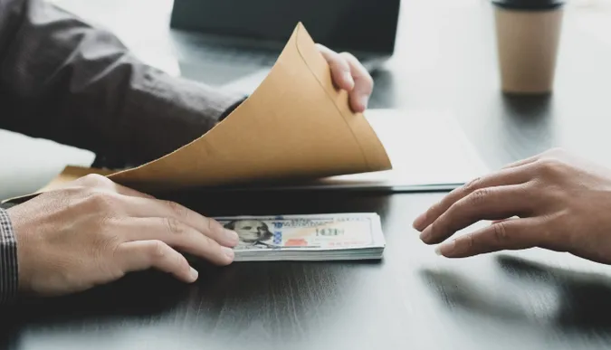 Здай корупціонера – отримай 10%: в Україні запустять портал для викриття корупції