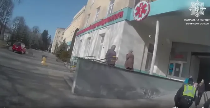 Зупинили за перевищення швидкості: на Волині водій рятував дружину від інсульту (відео)