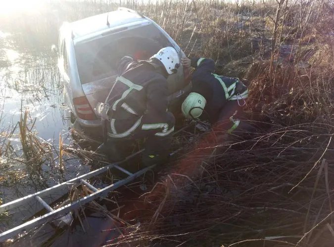 На Волині легковик злетів у кювет – витягали рятувальники (фото)
