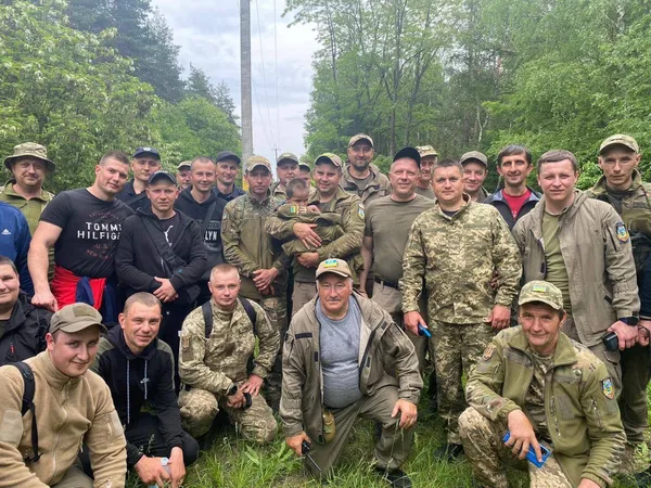 Шукали понад тисяча людей: у лісі знайшли дворічну дівчинку (фото)