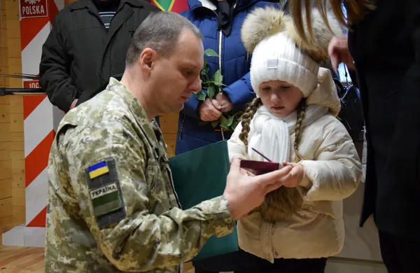У Луцьку рідним загиблих прикордонників вручили їхні посмертні нагороди (фото)