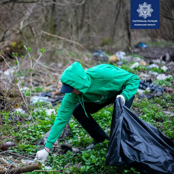 У Луцьку патрульні прибирали Набережну і берег Стиру (фото)
