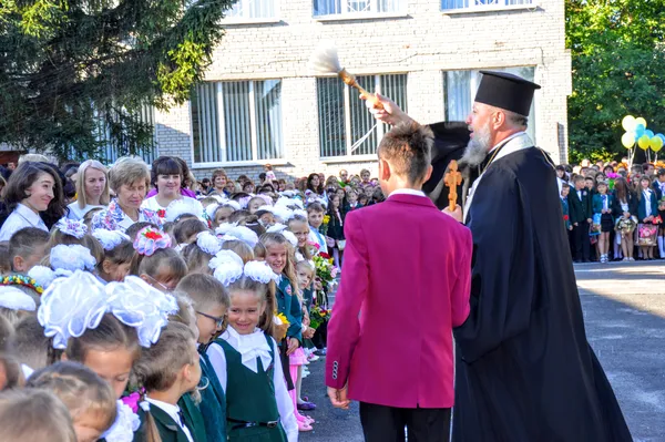 «Сонний» і «квітковий» перший дзвоник в луцьких школах (фото)