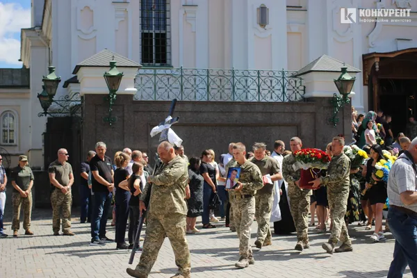 Плакали навіть чоловіки: Луцьк провів у останню путь воїна Михайла Дарчича (фото, відео)