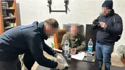 ДБР зловило на хабарі у 100 тисяч двох офіцерів ЗСУ (фото, відео)