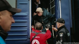 На Волинь прибув евакуаційний потяг з Донеччини: поліцейські зустріли 14 переселенців (фото)