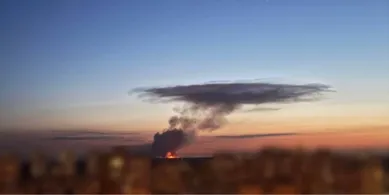 На Київщині масштабна пожежа з вибухами: горять склади після ворожого влучання (відео)