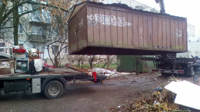 У Луцьку на Рівненській демонтували гаражі (фото)