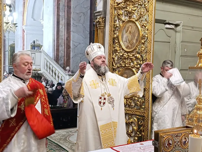 Молитви і колядки: у луцькому соборі Святої Трійці провели різдвяну службу (фото)