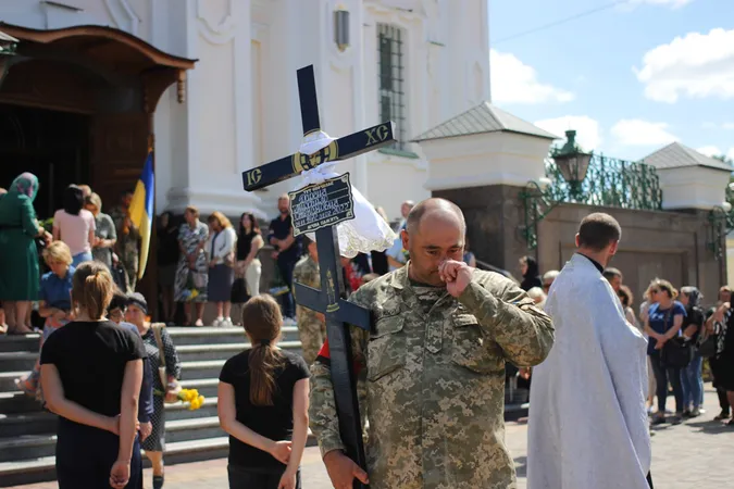 Плакали навіть чоловіки: Луцьк провів у останню путь воїна Михайла Дарчича (фото, відео)