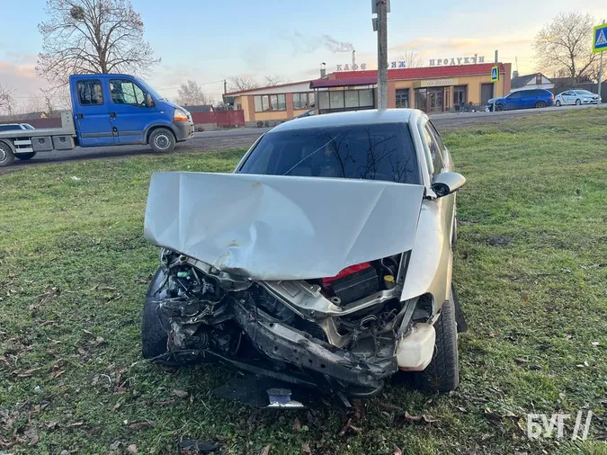 Водійку забрала «швидка»: під Володимиром зіткнулися Opel та Skoda (фото)