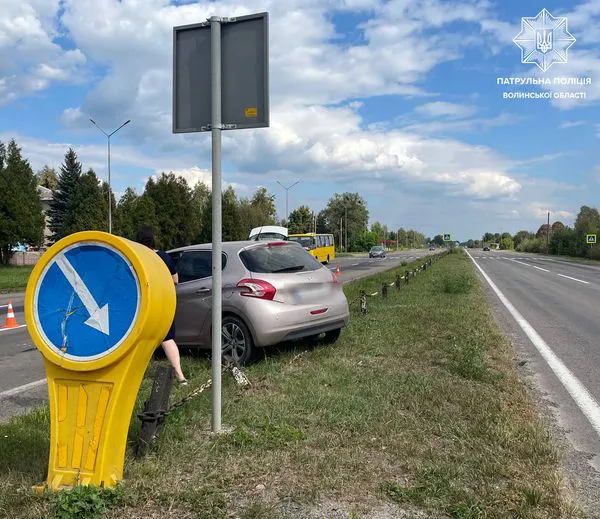 Біля Луцька п'яна водійка пошкодила дорожнє огородження (фото, відео)