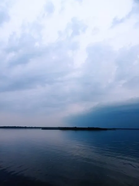 Темно-синьо в небі і в воді: озеро Люб'язь перед грозою (фото)