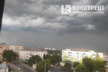 В секунді потемніло: над Луцьком нависла дощова хмара (фото, відео)