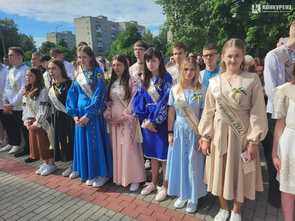 «Бо ми – люди-титани»: як у Луцькому ліцеї №10 танцювали випускний вальс (фото, відео)