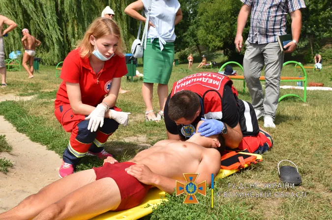 У Луцьку на пляжі центрального парку рятували відпочивальників (фото, відео)