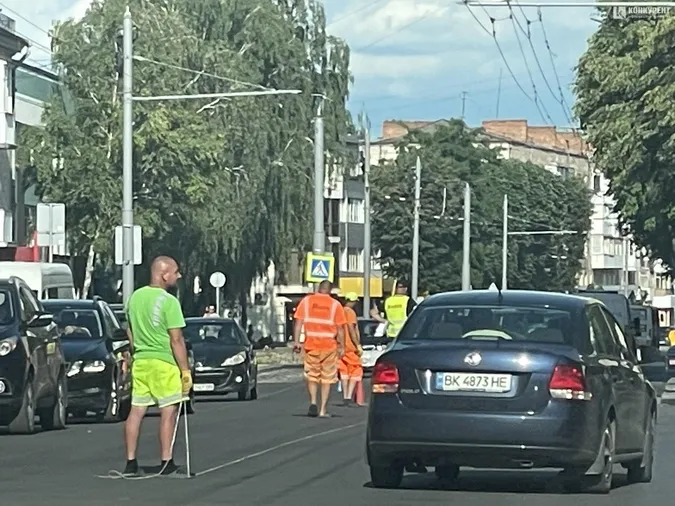 У Луцьку на проспекті Волі починають наносити дорожню розмітку (фото)