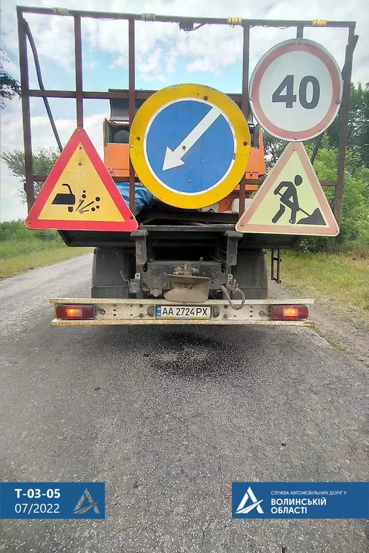 На Волині ліквідовують вибоїни на дорогах – водіїв просять бути обережними (фото, відео)
