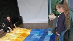 Хочуть попасти в Книгу рекордів: у Луцьку в'яжуть найбільший в Україні прапор (відео)