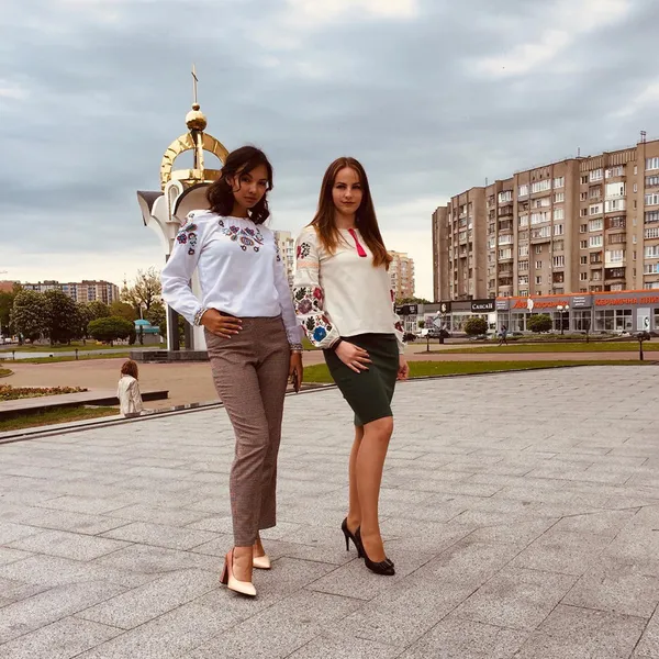 День вишиванки: відомі волиняни одягнули сорочки (фото)