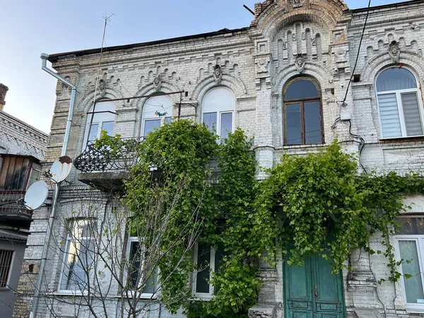 Чоловік у чорному пальто: історія про привида в одному із будинків Луцька